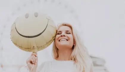 Femme heureuse face aux promotions